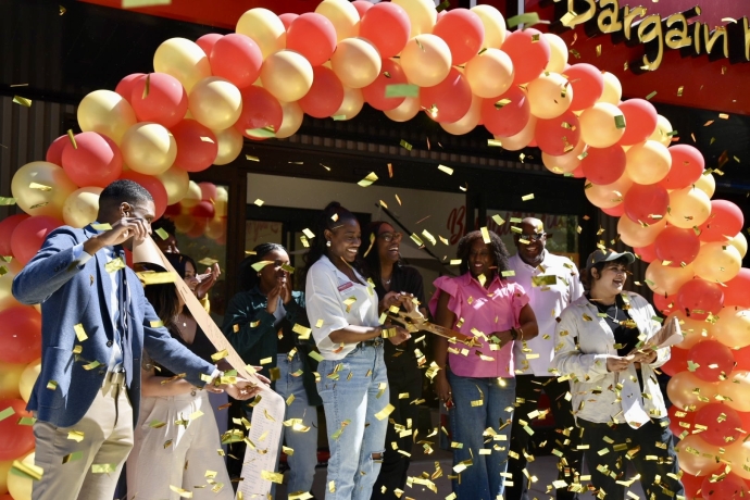 The local owners of Grocery Outlet cut the ribbon on their store at 43rd and Chestnut