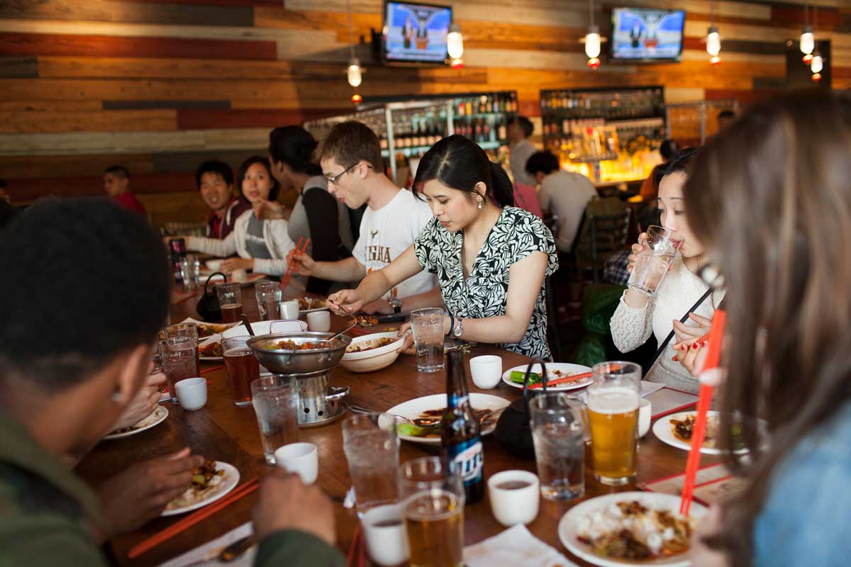 A crowded dining room at the restaurant Han Dynasty